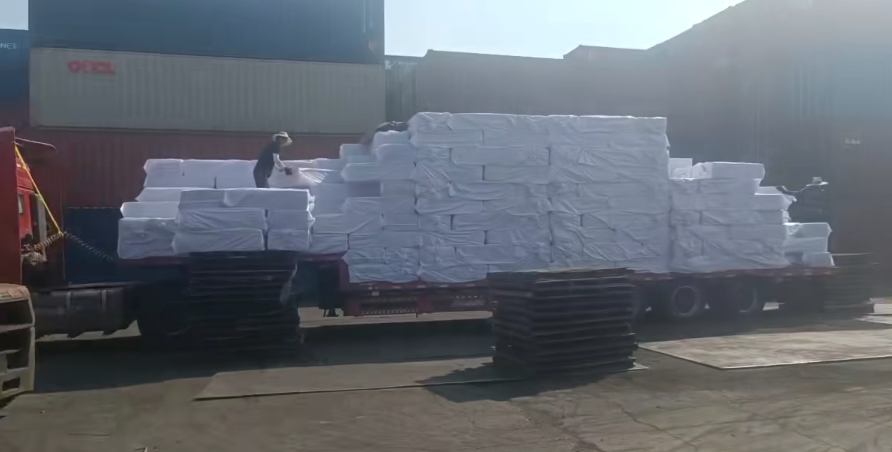發(fā)往伊拉克的巖棉板集裝箱發(fā)貨現(xiàn)場