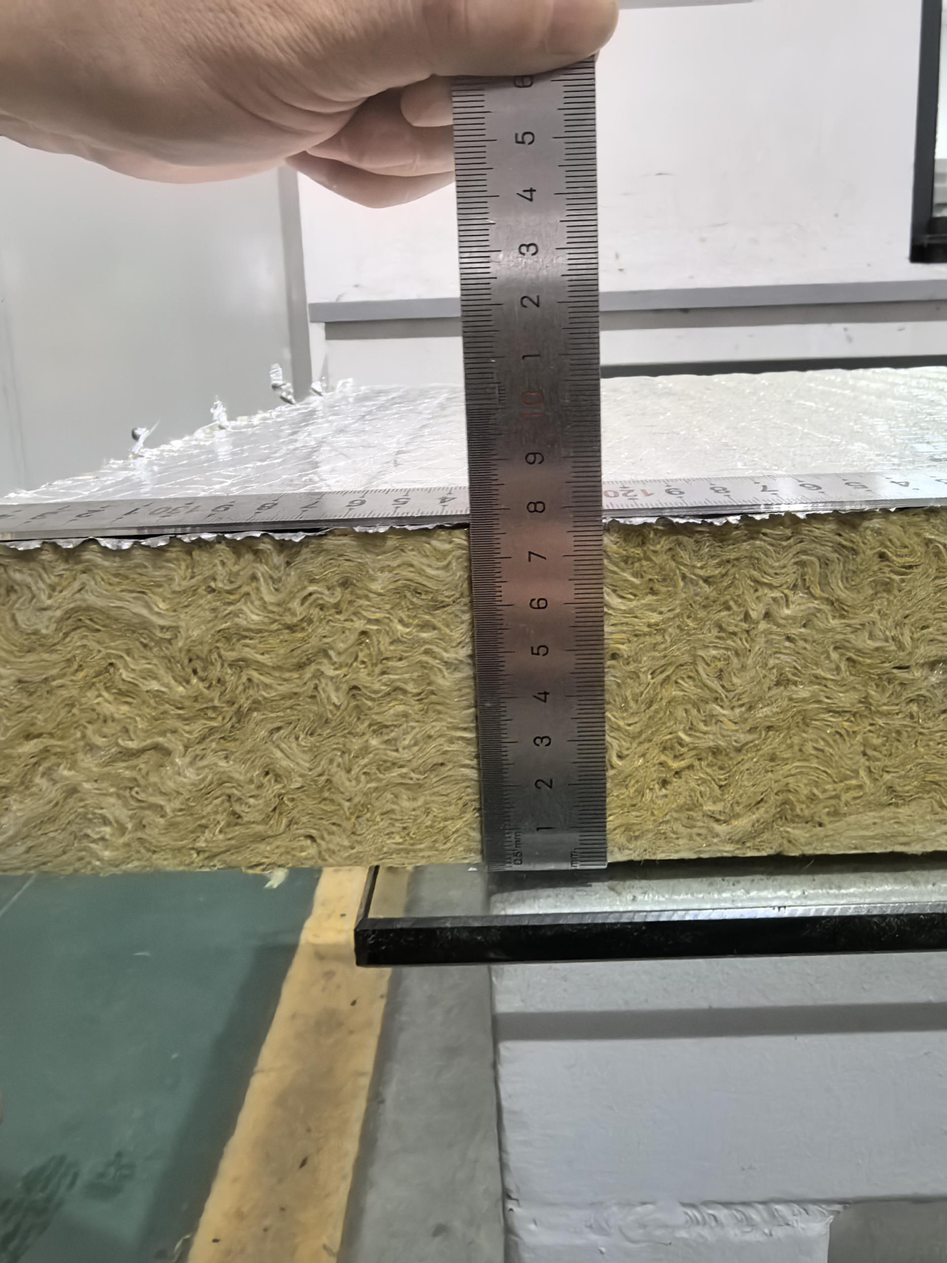 單面鋁箔巖棉板生產(chǎn)發(fā)貨現(xiàn)場